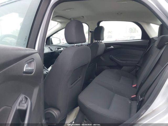 1FADP3F21FL335143 Ford FOCUS SE