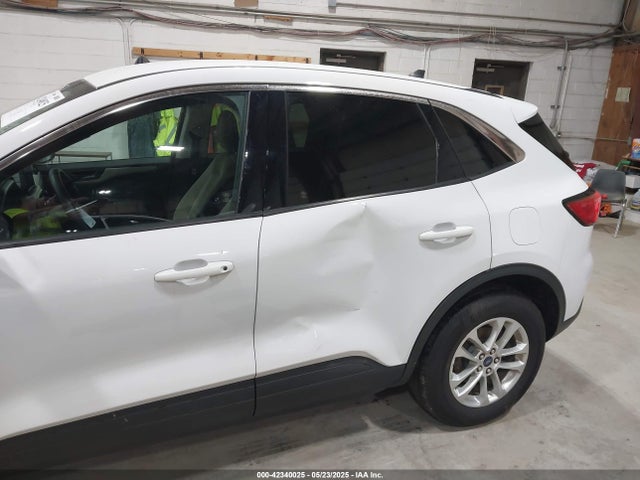 1FMCU9G62NUA68425 Ford ESCAPE SE