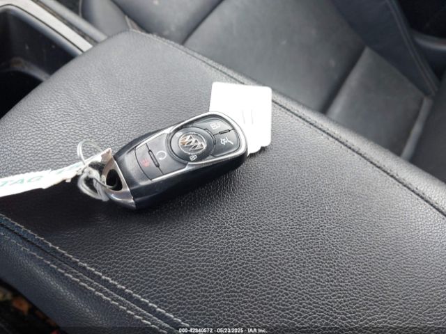 W04GV8SX5J1161328 Buick Regal Tourx Essence
