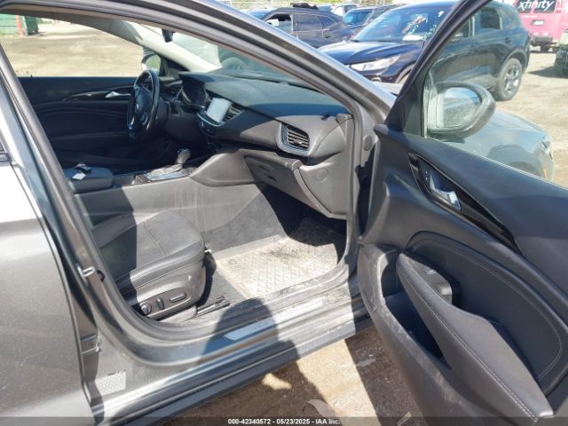 W04GV8SX5J1161328 Buick Regal Tourx Essence