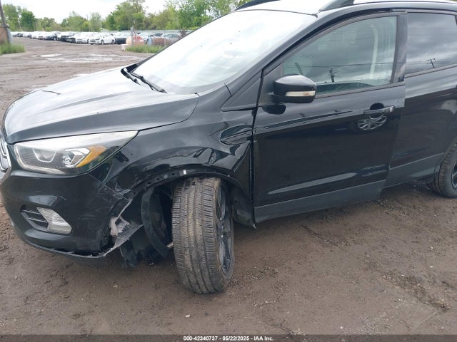 1FMCU0J96HUF10271 Ford Escape Titanium