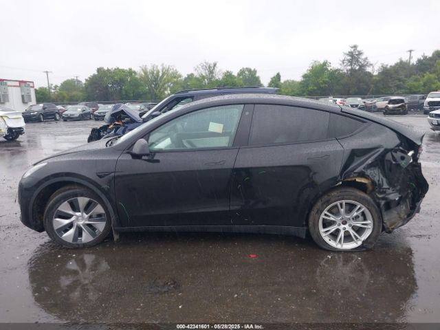 5YJYGAEE5MF130677 Tesla Model Y