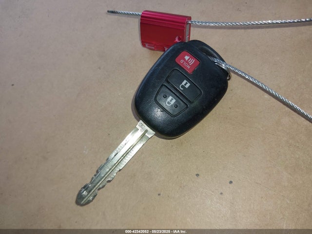 JTMZFREV4JJ742735 Toyota RAV4 LE