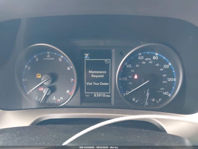 JTMZFREV4JJ742735 Toyota RAV4 LE