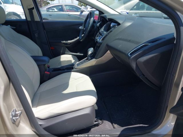1FADP3N21HL327581 Ford Focus Titanium
