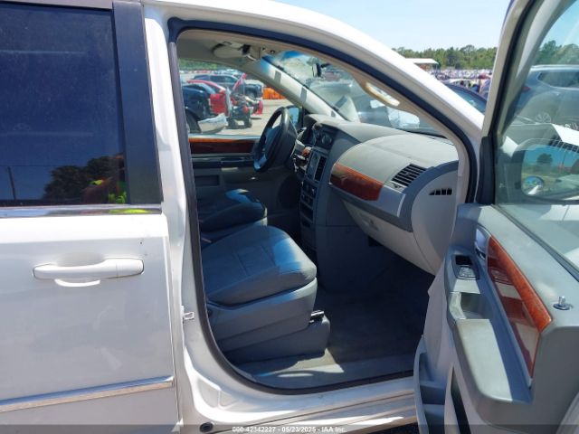 2009 CHRYSLER TOWN & COUNTRY 2A8HR541X9R584881 Photo 4