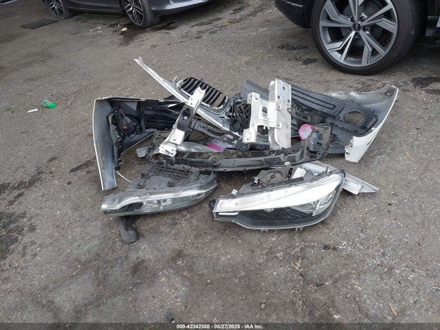 WBA8E1G38HNU15749 BMW 320i