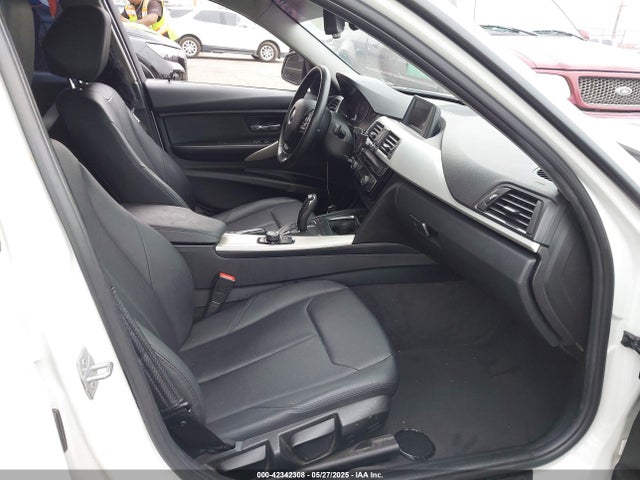 WBA8E1G38HNU15749 BMW 320i