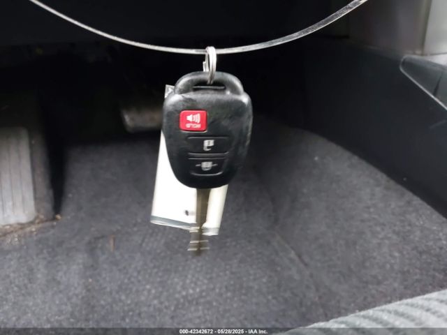JTMBFREV2JJ206013 Toyota RAV4 LE
