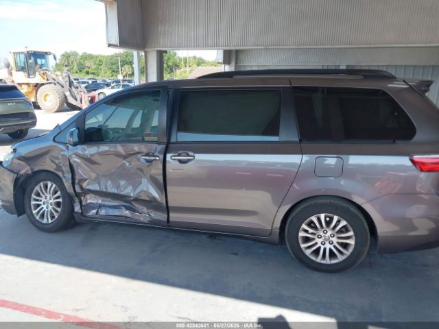5TDYZ3DC0HS835216 Toyota Sienna Xle 8 Passenger