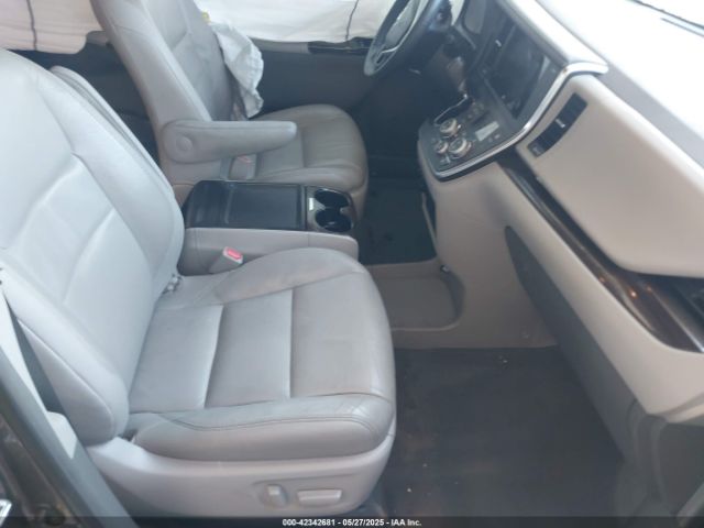 5TDYZ3DC0HS835216 Toyota Sienna Xle 8 Passenger