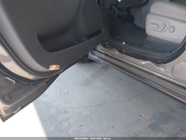 5TDYZ3DC0HS835216 Toyota Sienna Xle 8 Passenger