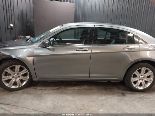 42342703 :رقم المزاد ، 1C3CCBBB2DN632705 vin ، 2013 Chrysler 200 Touring مزاد بيع