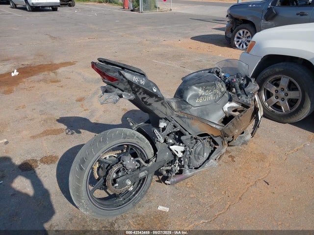 JKAEXKG14PDAL8813 Kawasaki Ninja 400