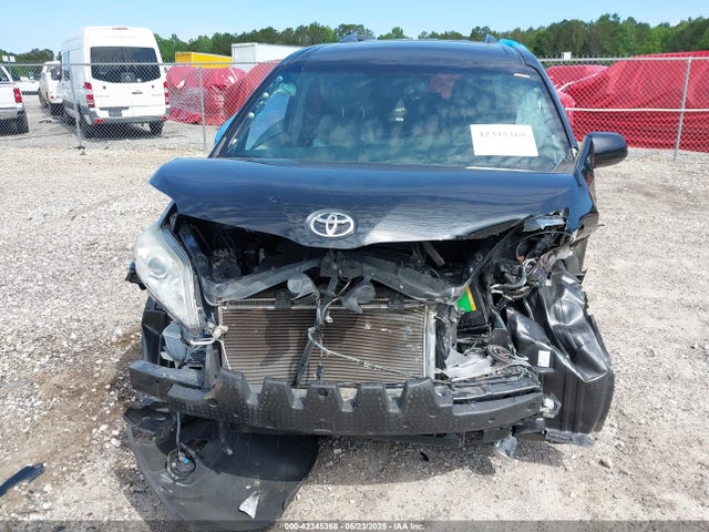 5TDYK3DC9GS741435 Toyota Sienna Xle 8 Passenger