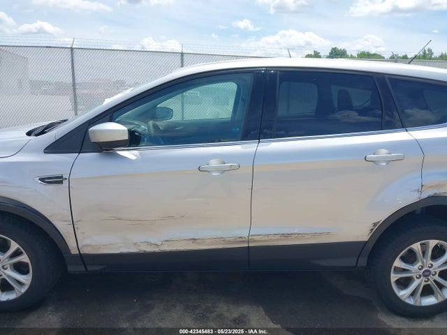1FMCU9G92HUC22002 Ford ESCAPE SE