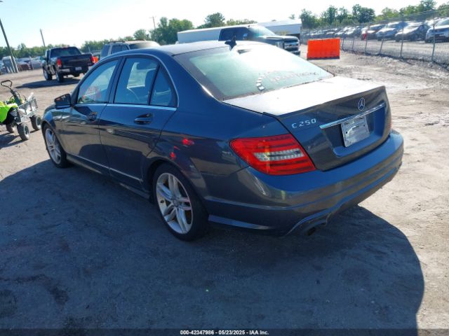 2013 MERCEDES-BENZ C 250 WDDGF4HB1DR262921 Photo 2