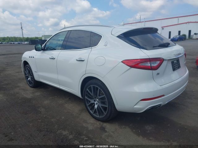 2019 MASERATI LEVANTE ZN661XUL5KX319844 Photo 2