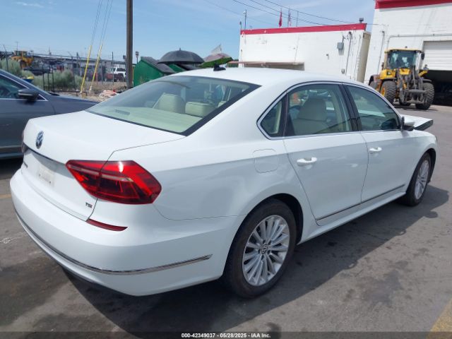 2017 VOLKSWAGEN PASSAT 1VWBT7A36HC068828 Photo 3