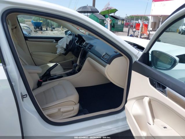 2017 VOLKSWAGEN PASSAT 1VWBT7A36HC068828 Photo 4