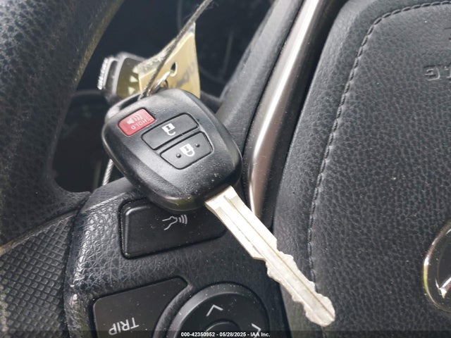 JTMBFREV4JJ724401 Toyota RAV4 LE