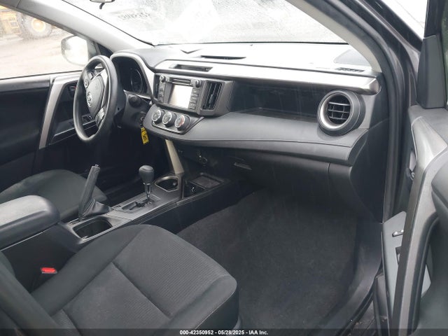 JTMBFREV4JJ724401 Toyota RAV4 LE