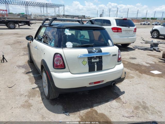 2011 MINI COOPER WMWSU3C56BT093448 Photo 2