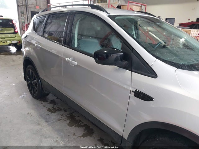 1FMCU0GDXHUC18120 Ford ESCAPE SE