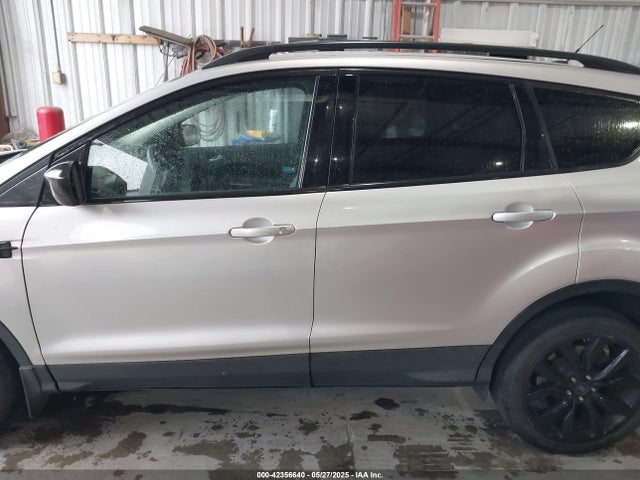 1FMCU0GDXHUC18120 Ford ESCAPE SE