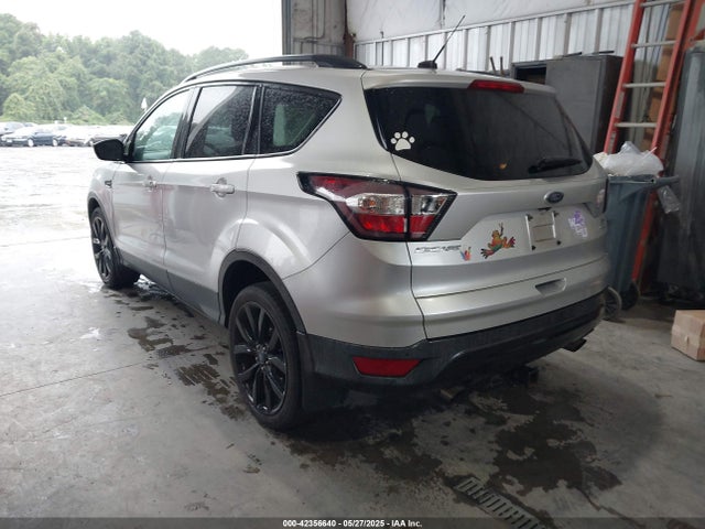1FMCU0GDXHUC18120 Ford ESCAPE SE