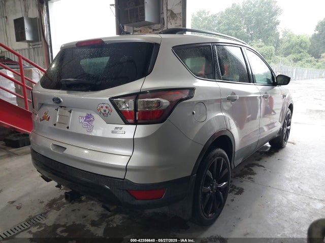 1FMCU0GDXHUC18120 Ford ESCAPE SE