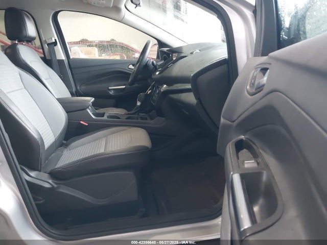 1FMCU0GDXHUC18120 Ford ESCAPE SE