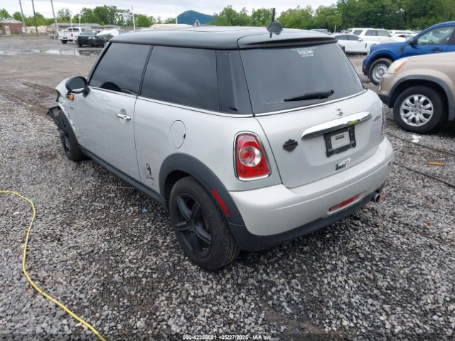 2011 MINI COOPER WMWSU3C51BT181694 Photo 2