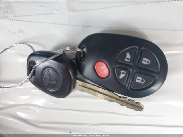 5TDKZ3DC0HS842138 Toyota Sienna Le 8 Passenger