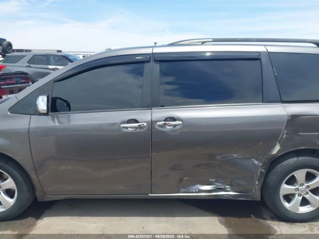 5TDKZ3DC0HS842138 Toyota Sienna Le 8 Passenger