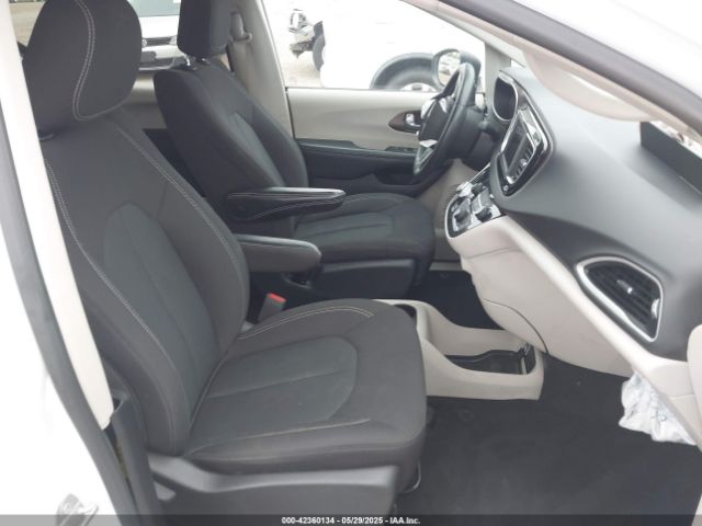 2C4RC1CG5NR160126 Chrysler Voyager