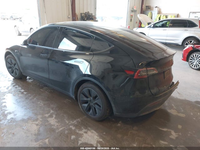 2024 TESLA MODEL Y 7SAYGDEE9RA302640 Photo 2