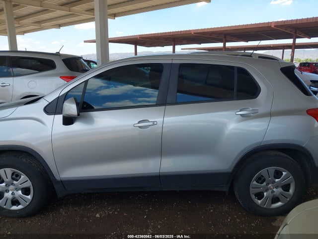 KL7CJKSB8JB574028 Chevrolet TRAX LS