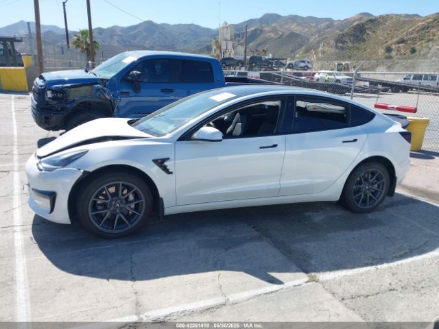 5YJ3E1EB1NF106433 Tesla 2022