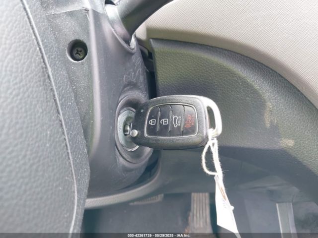 KM8SMDHF2HU209642 Hyundai Santa Fe Se