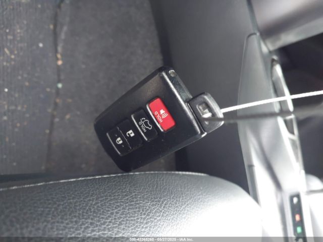 JTMJFREV6HD206035 Toyota RAV4 SE