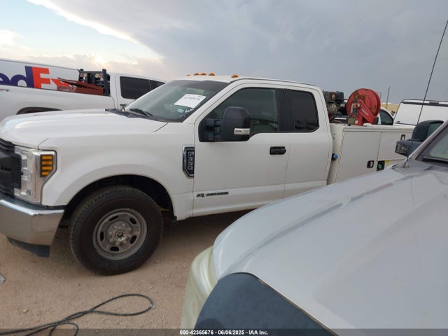 Ford F-350 Chassis Xl 2018 1FD7X3ET2JEB85473 Image 14