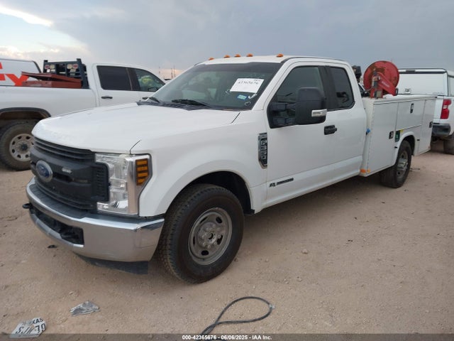 Ford F-350 Chassis Xl 2018 1FD7X3ET2JEB85473 Image 2