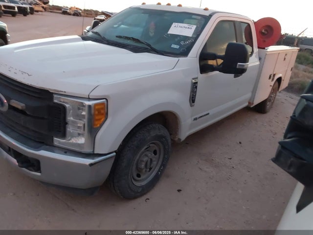 Ford F-350 Chassis Xl 2017 1FD7X3ET5HEE29322 Image 2