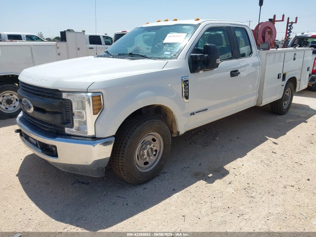 Ford F-350 Chassis Xl 2019 1FD7X3ET2KEF23228 Image 2