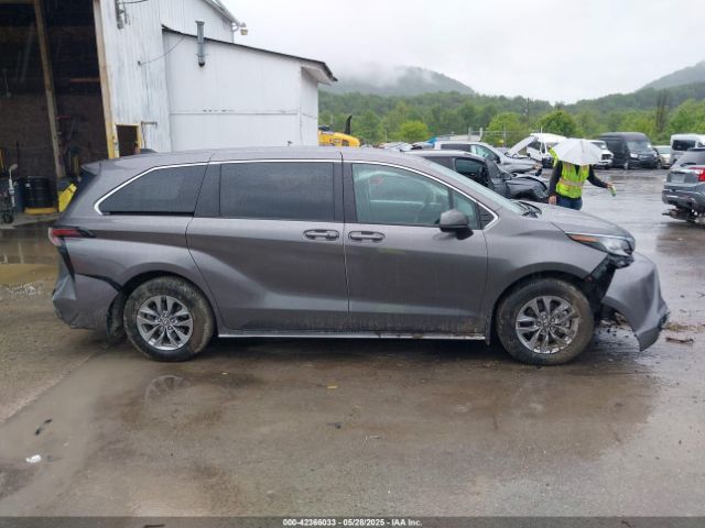 5TDKSKFC2PS103895 Toyota SIENNA LE