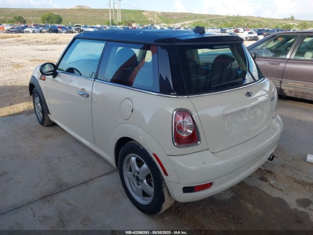 2011 MINI COOPER WMWSU3C5XBT095591 Photo 2