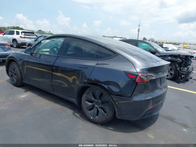 2025 TESLA MODEL Y 7SAYGDEDXSF259104 Photo 2