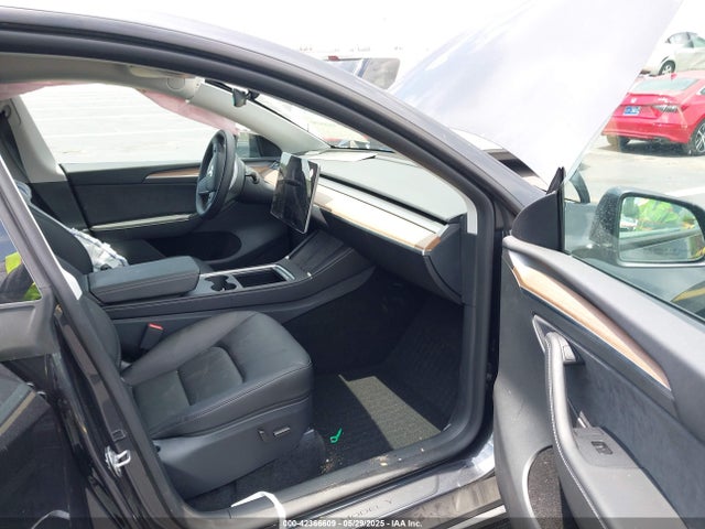 2025 TESLA MODEL Y 7SAYGDEDXSF259104 Photo 4