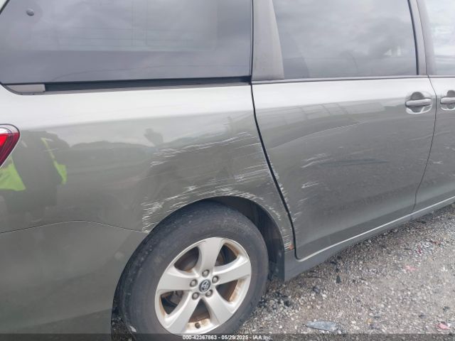 5TDKZ3DCXJS957822 Toyota Sienna Le 8 Passenger